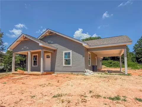 505 S Oak St, Seneca, SC 29678