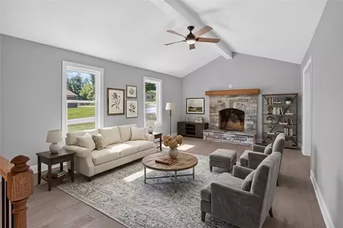 Living - 712 Beech Dr, Seneca, SC 29678 photo 2 of 6