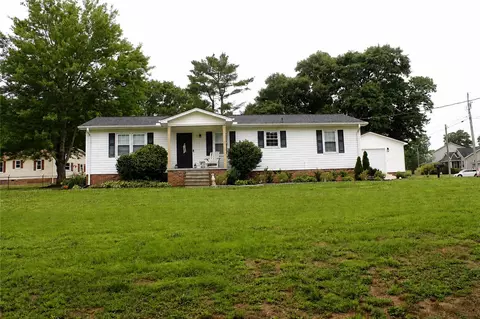 100 Meadowood Dr, Easley, SC 29640