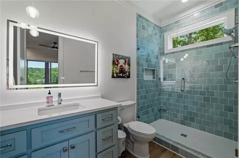 Bath - 305 Harbor Dr, Seneca, SC 29678 photo 5 of 6
