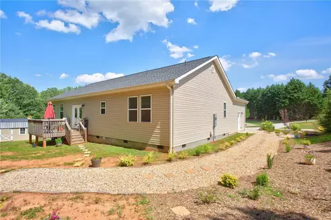 Exterior - 405 Pawnee Dr, Walhalla, SC 29691 photo 5 of 8
