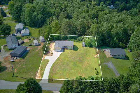 View/Area - 405 Pawnee Dr, Walhalla, SC 29691 photo 2 of 5