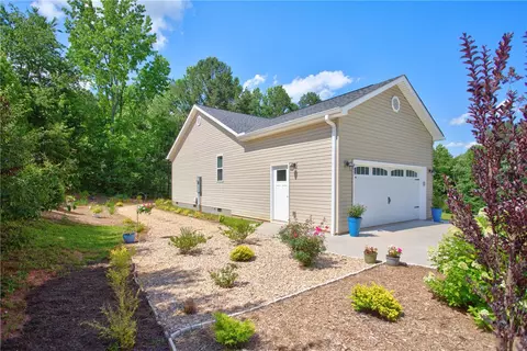 Exterior - 405 Pawnee Dr, Walhalla, SC 29691 photo 7 of 8