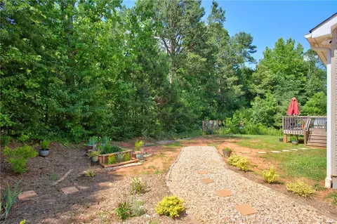 Exterior - 405 Pawnee Dr, Walhalla, SC 29691 photo 4 of 8