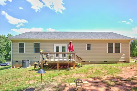 Exterior - 405 Pawnee Dr, Walhalla, SC 29691 photo 6 of 8