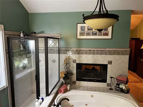 Bath - 406 E Waterside Dr, Seneca, SC 29672 photo 4 of 4