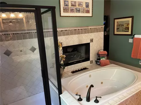 Bath - 406 E Waterside Dr, Seneca, SC 29672 photo 2 of 4
