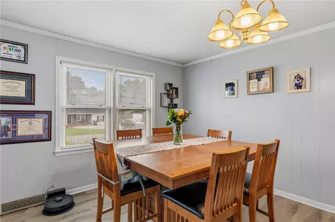 Dining - 114 1st St, Central, SC 29630 photo 2 of 3