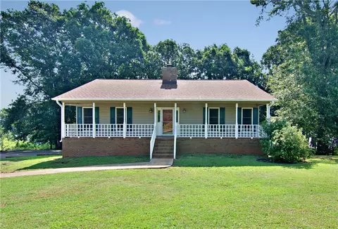 108 N Windy Pt, Townville, SC 29689
