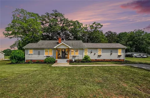 44 Wofford Rd, Taylors, SC 29687