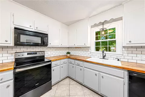 Kitchen - 121 White Oak Dr, Easley, SC 29642 photo 2 of 3