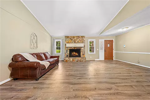 Living - 121 White Oak Dr, Easley, SC 29642 photo 2 of 5
