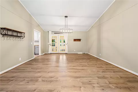 Living - 121 White Oak Dr, Easley, SC 29642 photo 5 of 5