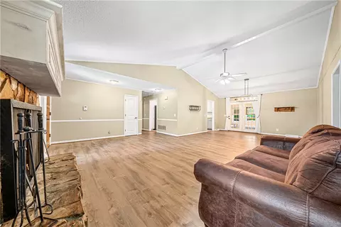 Living - 121 White Oak Dr, Easley, SC 29642 photo 3 of 5