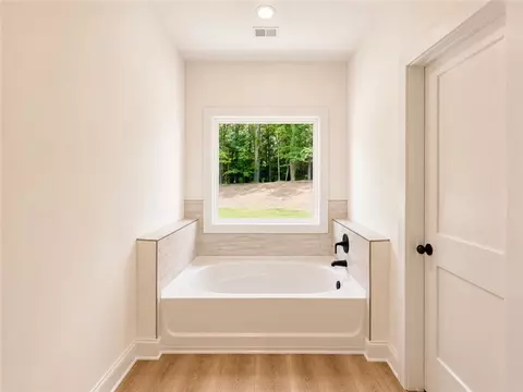 Bath - 503 Chickasaw Dr, Westminster, SC 29693 photo 2 of 6