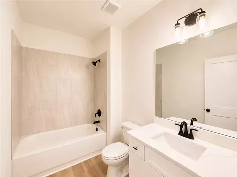 Bath - 503 Chickasaw Dr, Westminster, SC 29693 photo 5 of 6