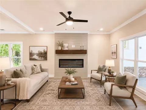 Living - 503 Chickasaw Dr, Westminster, SC 29693 photo 4 of 4