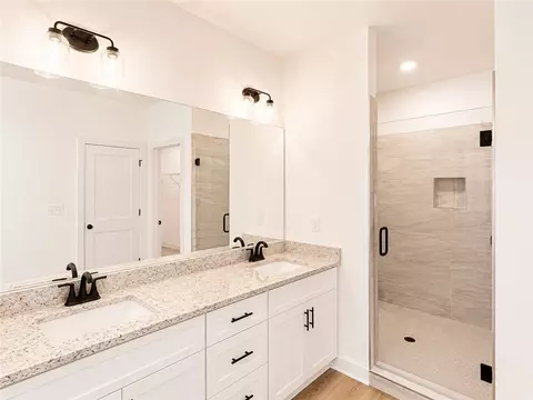 Bath - 503 Chickasaw Dr, Westminster, SC 29693 photo 3 of 6