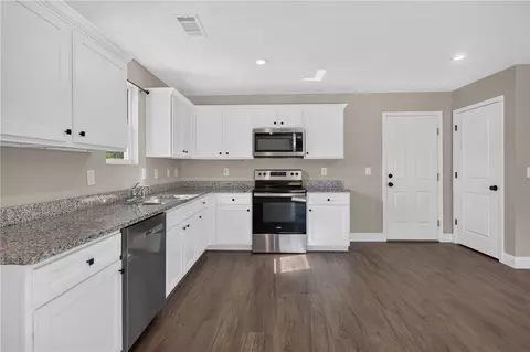 Kitchen - 2007 Aberdeen Ln, Walhalla, SC 29691 photo 2 of 2