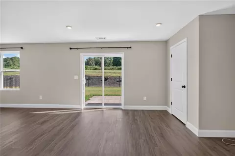 Living - 2007 Aberdeen Ln, Walhalla, SC 29691 photo 4 of 4