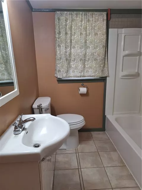 Bath - 3314 Browns Bridge Rd, Bowman, GA 30624 photo 3 of 3