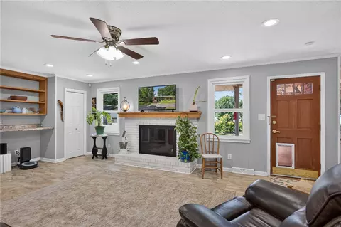 Living - 107 Shannon Dr, Pendleton, SC 29670 photo 3 of 3