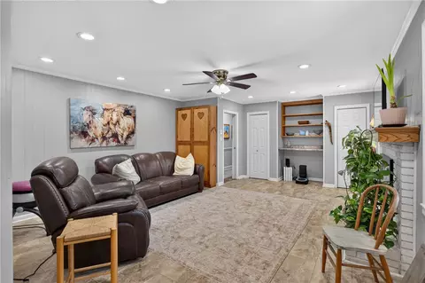 Living - 107 Shannon Dr, Pendleton, SC 29670 photo 2 of 3