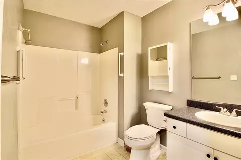 Bath - 105 Eagle Ct, Westminster, SC 29693 photo 1 of 3