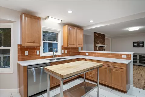 Kitchen - 1014 E Queen St, Pendleton, SC 29670 photo 4 of 6