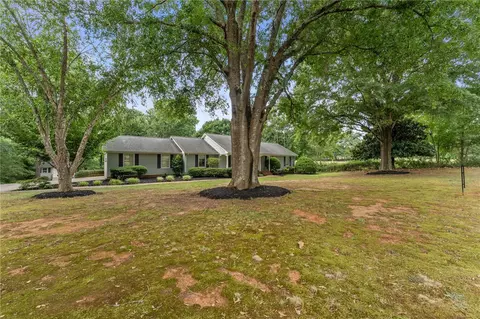 Exterior - 1014 E Queen St, Pendleton, SC 29670 photo 2 of 7