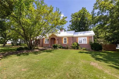 704 Cherry St, Pendleton, SC 29670 photo 1