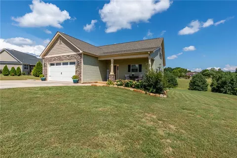 Exterior - 1907 Queen Dr, Walhalla, SC 29691 photo 2 of 6