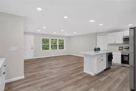 Living - 103 Laurel Estates Dr, Walhalla, SC 29691 photo 2 of 3