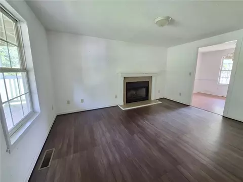 Living - 808 N Laurel St, Walhalla, SC 29691 photo 2 of 2