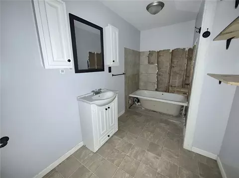 Bath - 808 N Laurel St, Walhalla, SC 29691 photo 2 of 2