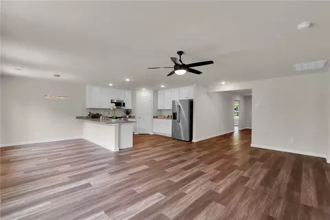 Living - 442 S Elm St, Pendleton, SC 29670 photo 3 of 4