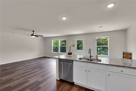Living - 442 S Elm St, Pendleton, SC 29670 photo 2 of 4