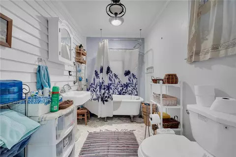 Bath - 100 E Wesley St, Walhalla, SC 29691 photo 4 of 4