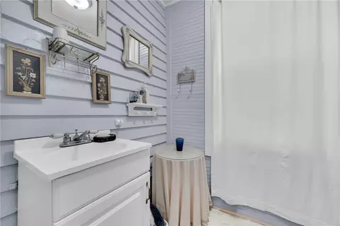 Bath - 100 E Wesley St, Walhalla, SC 29691 photo 3 of 4