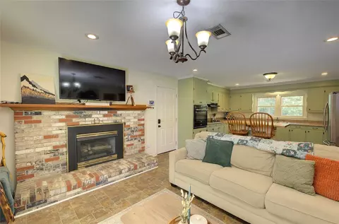 Living - 303 Mill St, Williamston, SC 29697 photo 3 of 5