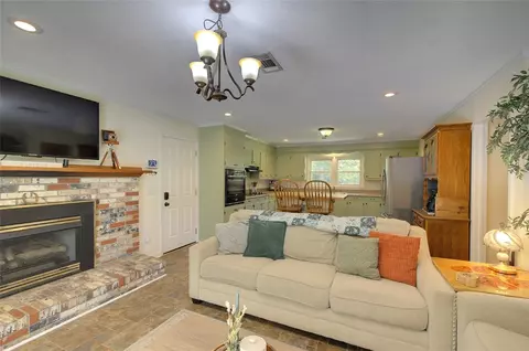 Living - 303 Mill St, Williamston, SC 29697 photo 4 of 5