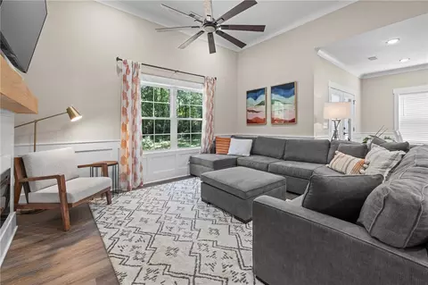 Living - 322 Thompson St, Pendleton, SC 29670 photo 2 of 3