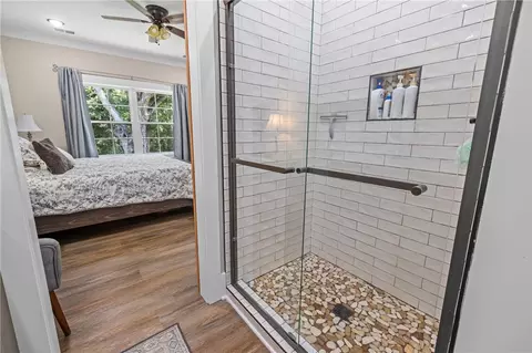 Bath - 322 Thompson St, Pendleton, SC 29670 photo 2 of 3
