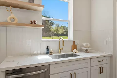 Kitchen - 103 Sitton Rd, Easley, SC 29642 photo 6 of 8