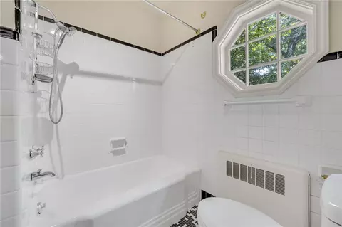 Bath - 111 Mountain View Dr, Easley, SC 29640 photo 3 of 8