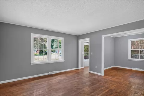 Living - 1104 White St, Pendleton, SC 29670 photo 2 of 3