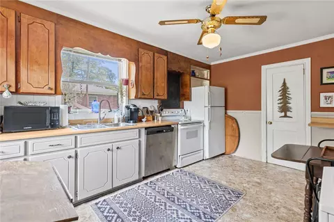 Kitchen - 26 Oak Dr, Honea Path, SC 29654 photo 4 of 4