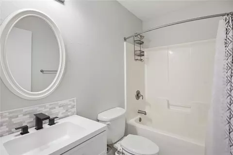 Bath - 207 Devonhurst Dr, Seneca, SC 29678 photo 4 of 5