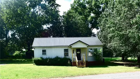 1521 Woodlawn Rd, Greenwood, SC 29646