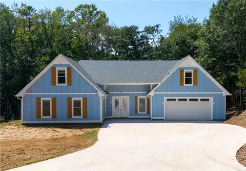 427 Lakewood Dr, Townville, SC 29689